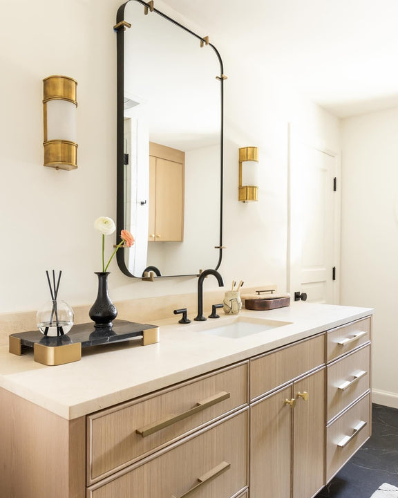 Oxford 12" Bath Sconce, a premium Bath light by Visual Comfort & Co. Close - up image of its design.