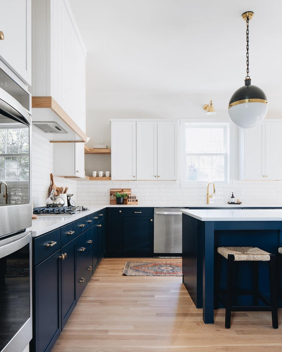 Hicks Extra Large Pendant, a premium Pendant light by Visual Comfort & Co. Close - up image of its design.