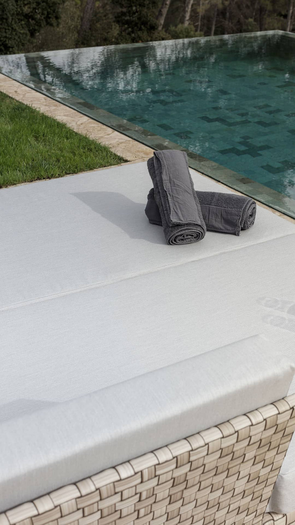 Brafta Left Daybed