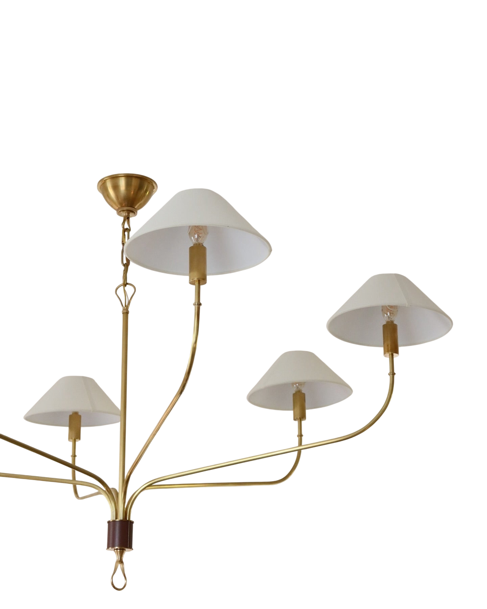 Griffin Extra Large Tail Chandelier, a premium Chandelier light by Visual Comfort & Co. Close - up image of its design.