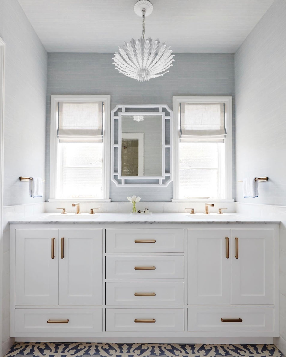 Hampton Small Chandelier, a premium Chandelier light by Visual Comfort & Co. Close - up image of its design.