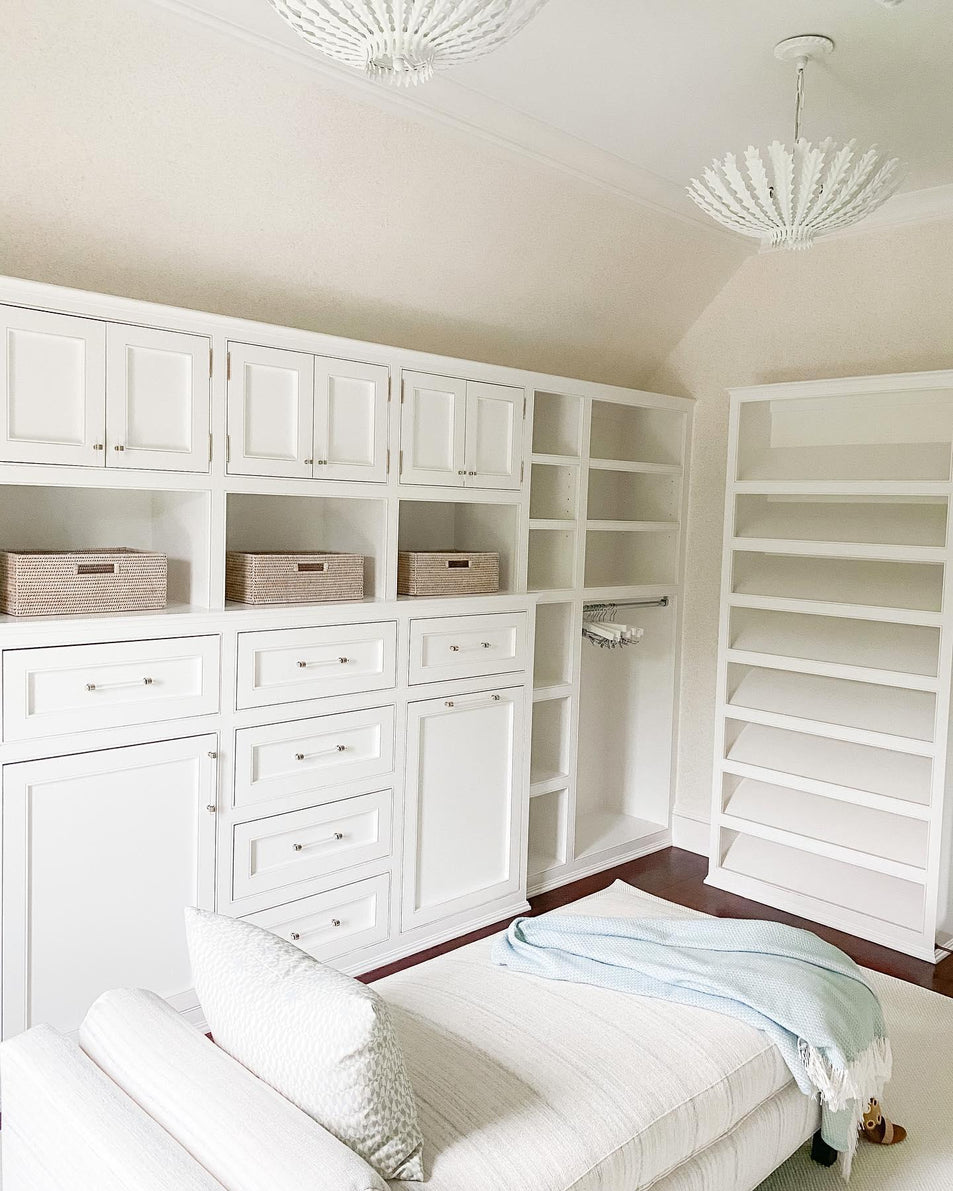 Hampton Small Chandelier, a premium Chandelier light by Visual Comfort & Co. Close - up image of its design.