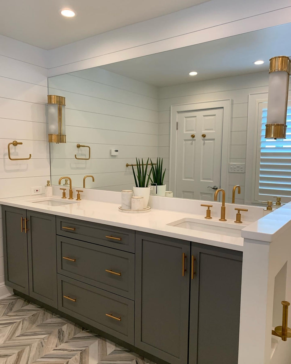 Oxford 18" Bath Sconce, a premium Bath light by Visual Comfort & Co. Close - up image of its design.