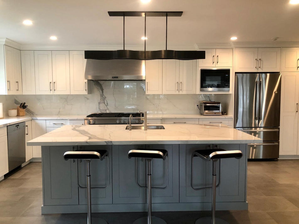 Avant Large Linear Pendant, a premium Linear light by Visual Comfort & Co. Close - up image of its design.