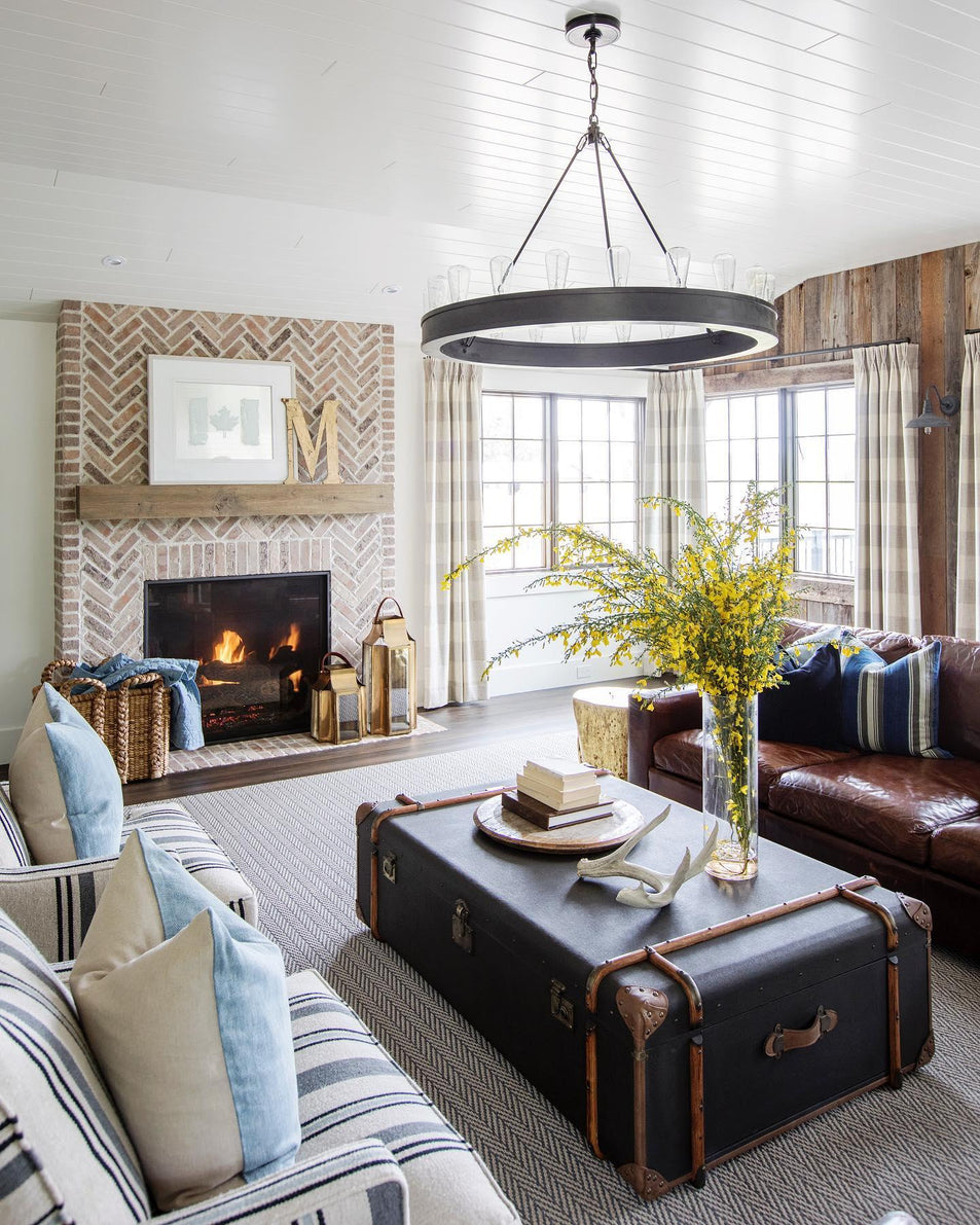 Roark 30" Modular Chandelier, a premium Chandelier light by Visual Comfort & Co. Close - up image of its design.